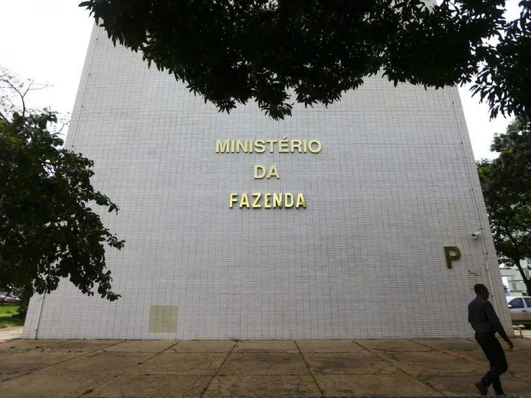 Fazenda admite estudar maior bloqueio de despesas para cumprir meta fiscal