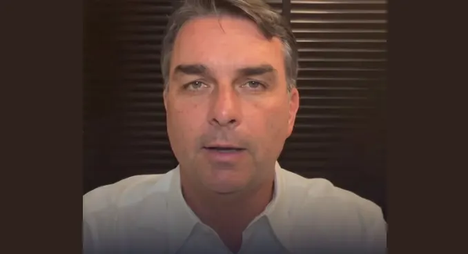 Fora do debate da Band, Flávio Bolsonaro mira Lula: “É com ele que eu quero debater”