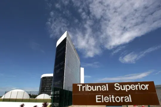 TSE abre urna eletrônica diante de estudantes e inicia semana nacional sobre o sistema de votação