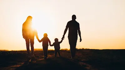 Guiando filhos no caminho da fé em meio às influências modernas