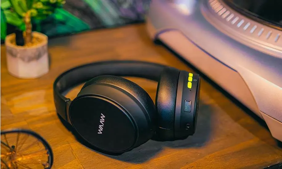 Entre Elvis, Beatles, Rolling Stones e um sertanejo vazando no headset