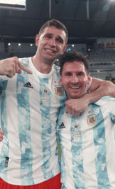 Dibu martinez y messi