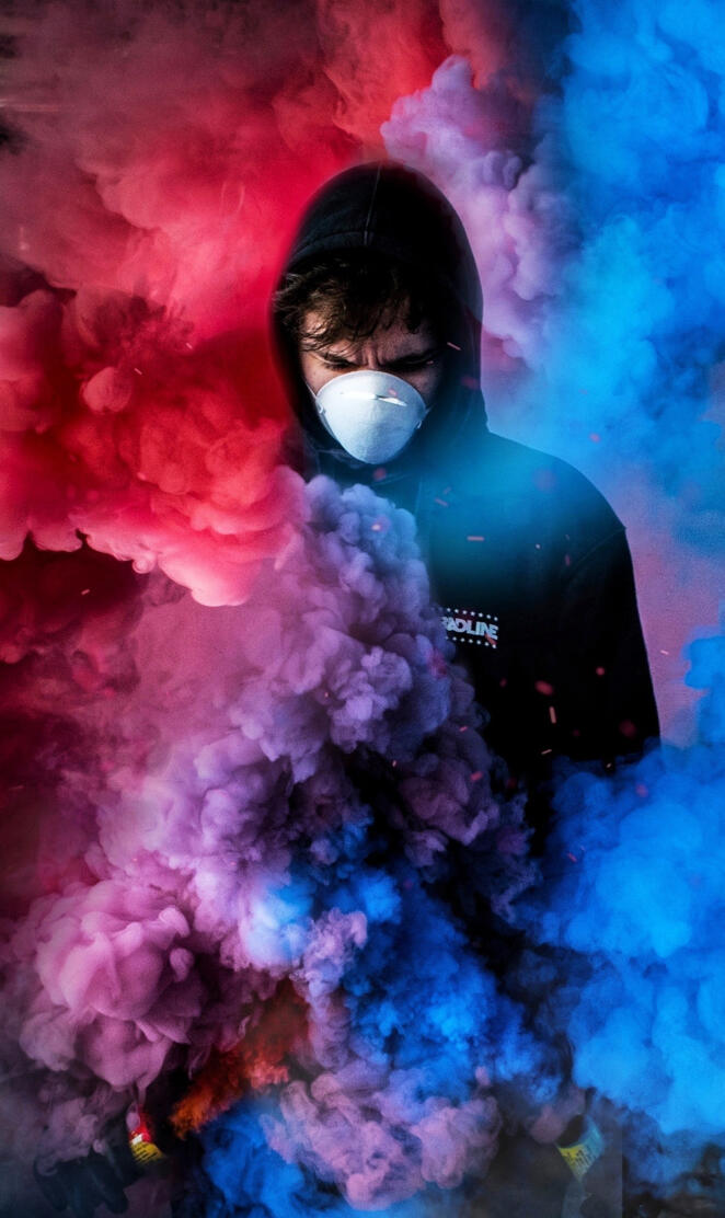 Smoke bomb