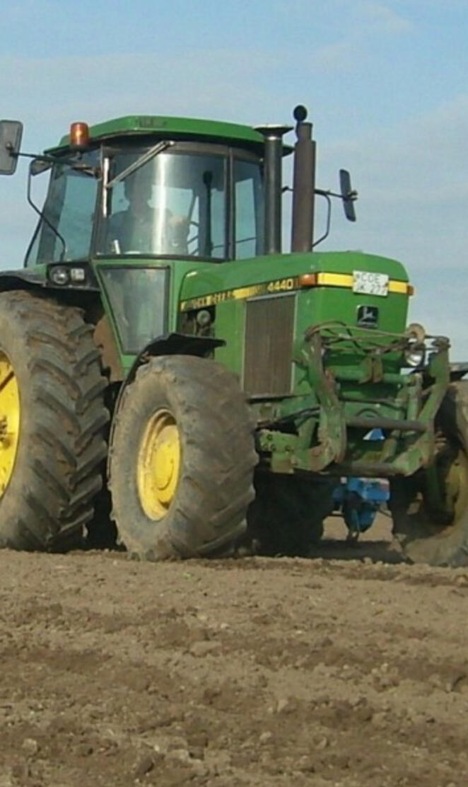 John Deere 4440