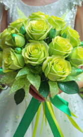 a bouquet of yellow roses