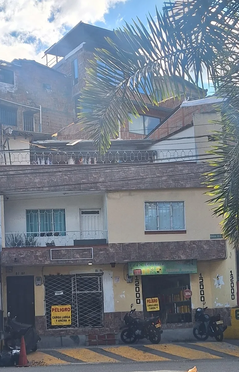 Edificio en venta en Robledo de 127 m² - Imagen 2