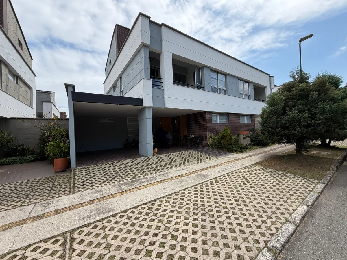 Casa en venta en RIONEGRO de 223 m² - Imagen 1